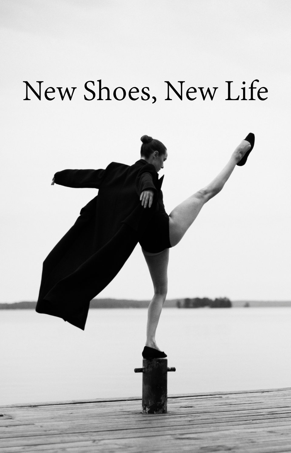 Bilden är i svartvitt och visar en person som står på en brygga vid vattnet. Personen balanserar elegant på en stolpe med ena benet högt uppsträckt i luften, vilket ger en känsla av rörelse och balans. De bär en lång, mörk rock som fladdrar något i luften, samt skor. Bakgrunden är stillsam med en spegelblank sjö och några öar eller landkonturer i fjärran under en molnig himmel. Bilden förmedlar en känsla av frihet, styrka och konstnärlig uttrycksfullhet, med en tydlig kontrast mellan den dynamiska posen och det lugna landskapet. Innehåller texten New Shoes, New Life.
