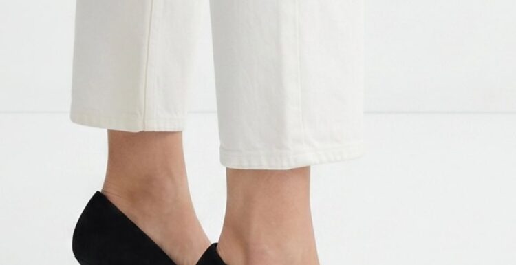 svarta pumps i mocka med hög klack.