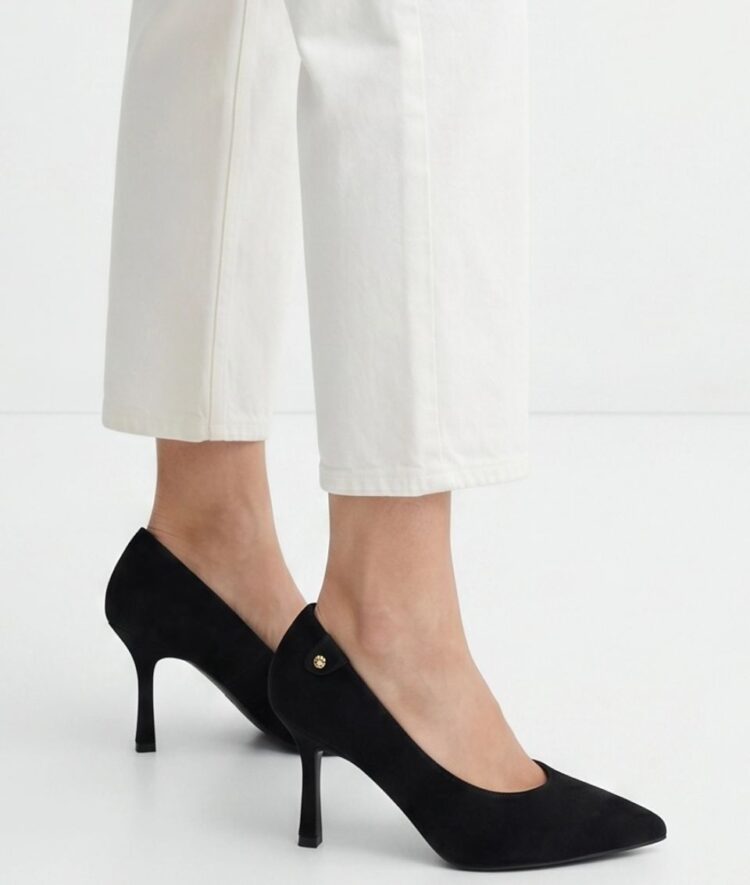 svarta pumps i mocka med hög klack.